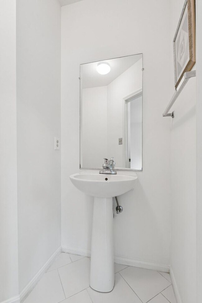 Building Photo - Great Location for schools, shopping and d...