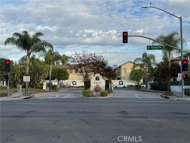 Building Photo - 224 E Bridenbecker Ave