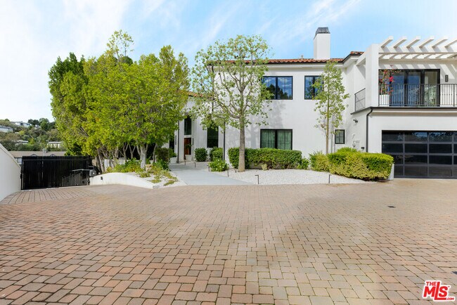 Building Photo - 5192 Parkway Calabasas