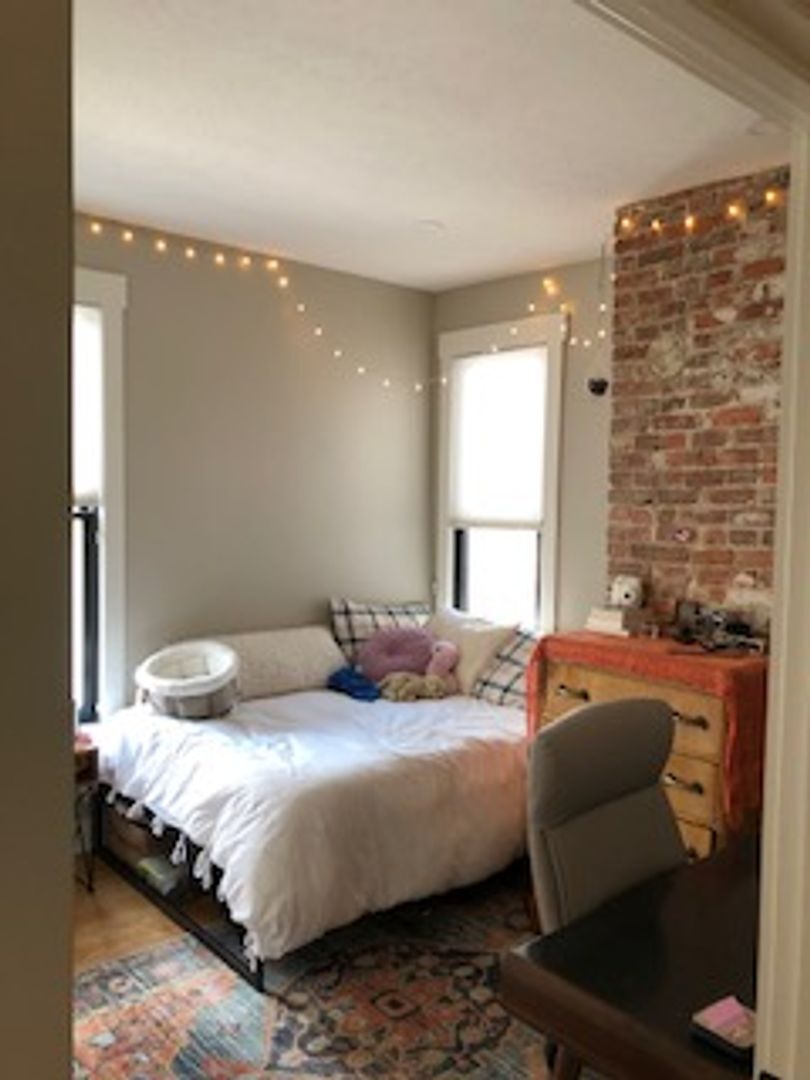 Building Photo - 412 E 4th St