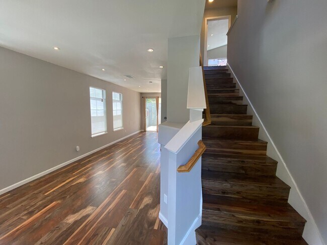 Building Photo - ALMADEN LAKE - Updated townhome with centr...