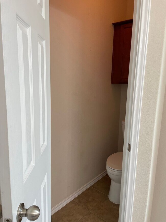 Building Photo - Application Received! 3 bed, 2 bath with B...