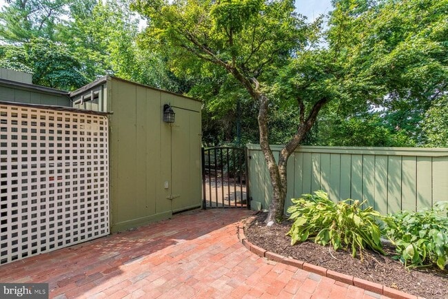 Building Photo - 7 Belaire Way