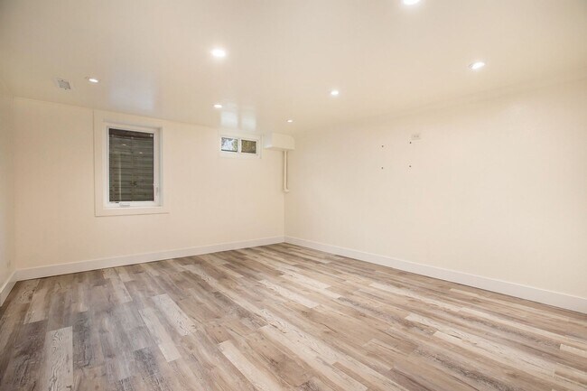 Building Photo - 4Bed/2Bath home with newly renovated basem...