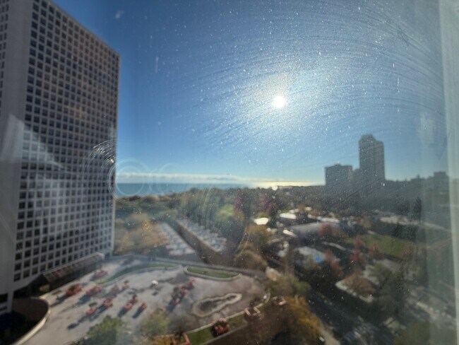 Building Photo - 5320 N Sheridan Rd