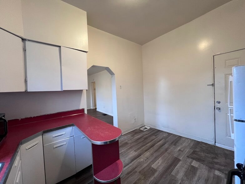 Building Photo - 207 E 10th Ave