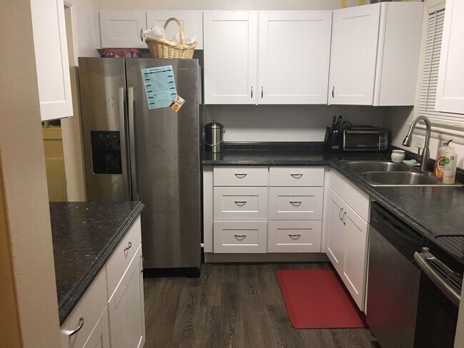 Building Photo - Two Bedroom Apartment with Fenced Backyard in Lafayette Duplex