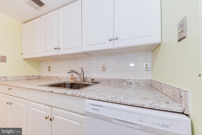 Building Photo - 9073 Lambskin Ln