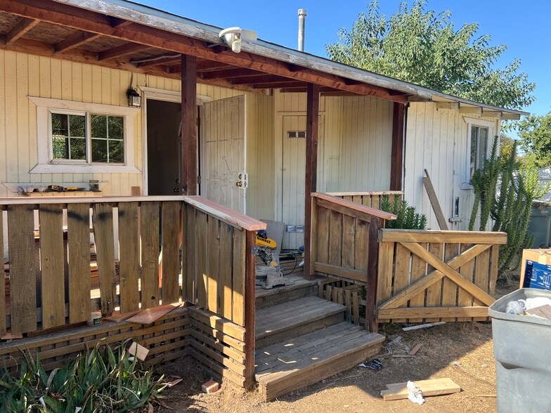 Front Porch - 920 W 13th St