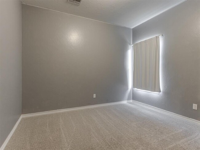 Building Photo - 7201 Meadow Lake Dr