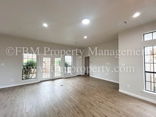 Building Photo - 806 Cresside Ln
