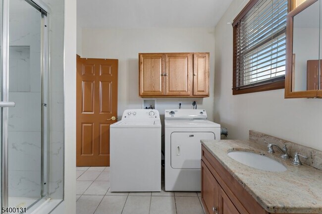 Building Photo - 49 Spruce St