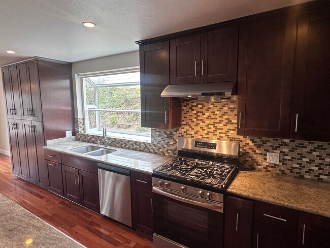 Building Photo - Stunning 3 bedroom + Den with Large Yard!