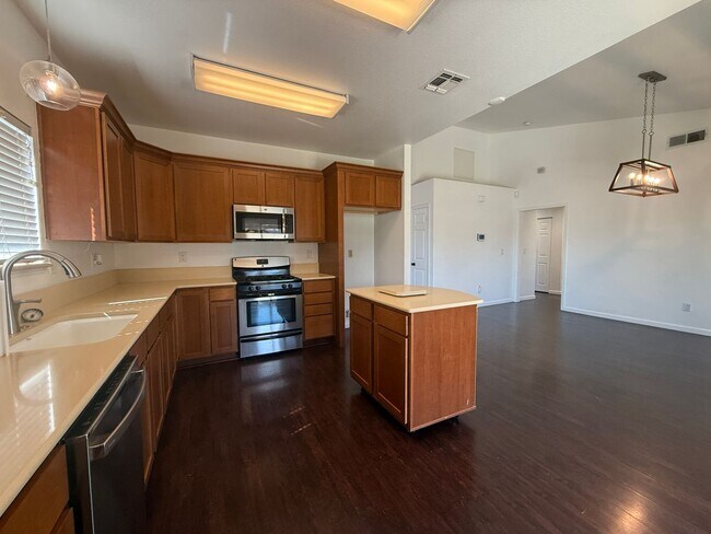 Building Photo - Charming 3 bedroom, 2 bathroom home locate...