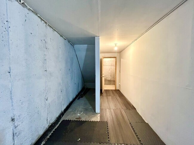 Building Photo - 19 Somers St