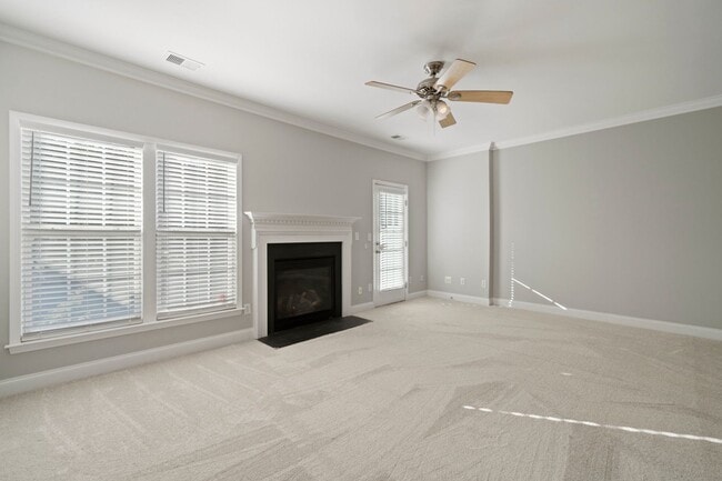 Building Photo - Newly remodeled townhome