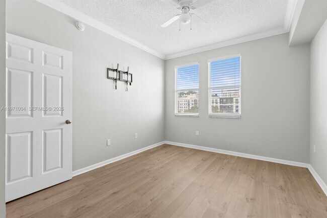 Building Photo - 533 NE 3rd Ave