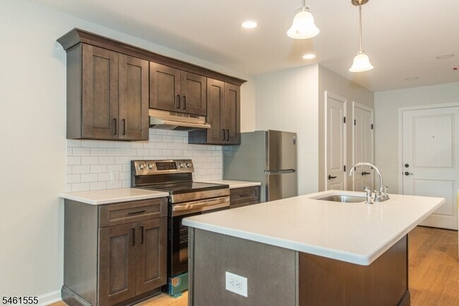 Building Photo - 39 Ledgewood Ave