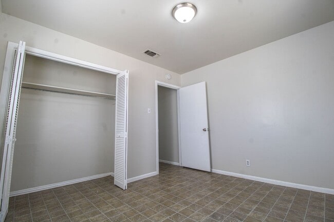 Building Photo - ********Move In Special- 1 Month Free!********