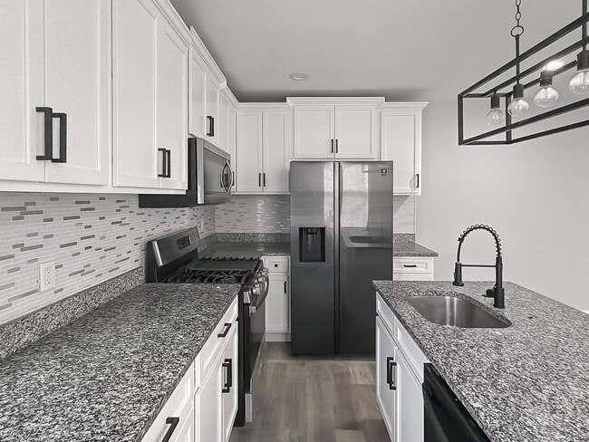 Building Photo - 733 N Linwood Ave