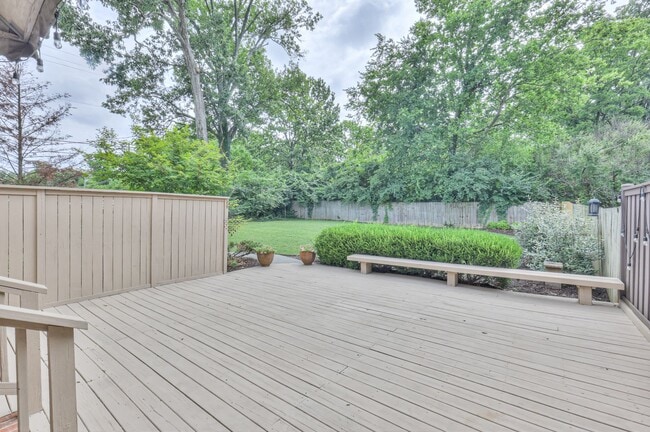 Building Photo - Stunning Executive Townhome in the Heart o...