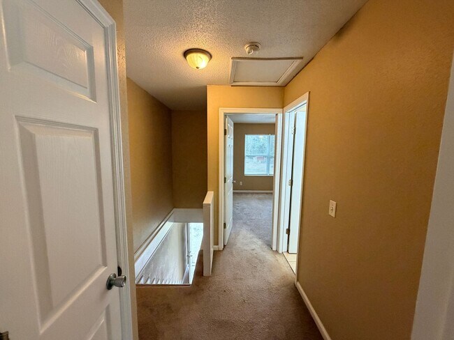 Building Photo - Nice Townhome Located in Adel