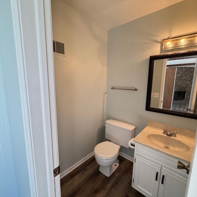 Building Photo - Spacious two Bedroom Quad-Level Home for R...