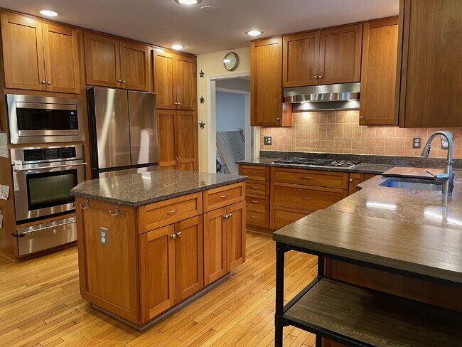 Building Photo - A Perfect Blend of Comfort and Convenience