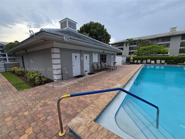 Building Photo - 1526 Whitehall Dr
