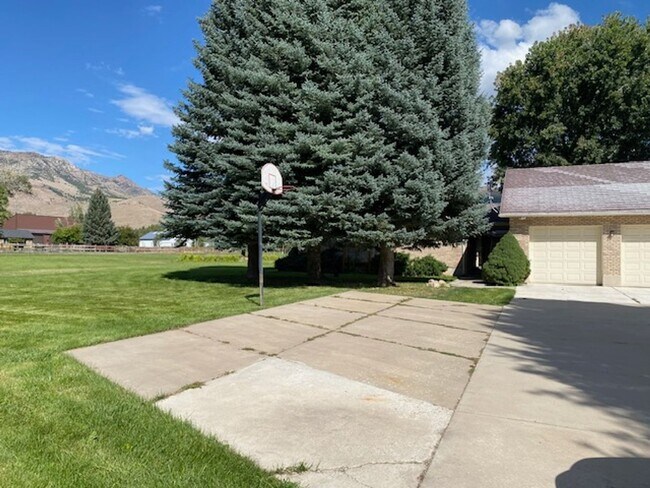 Building Photo - Beautiful home single level entry with out buildings and amazing landscaping - shorter term lease...