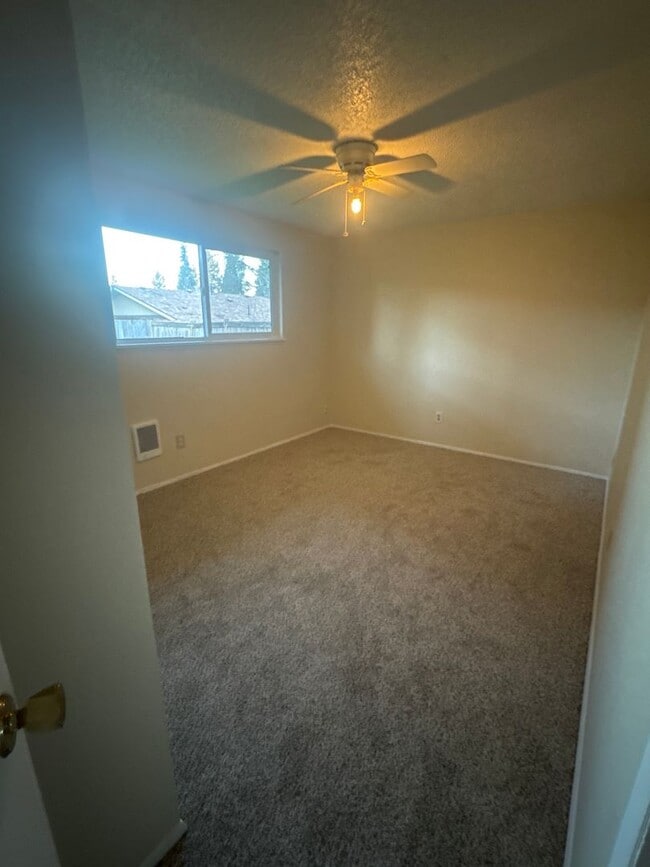 Building Photo - 3 bedroom 1 bathroom