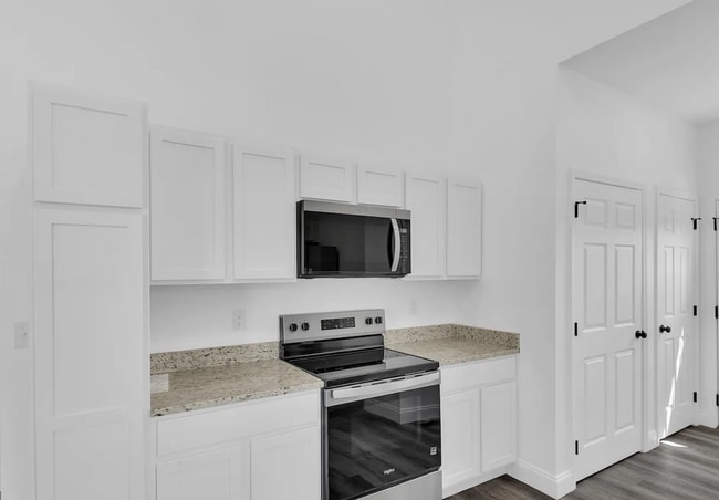 Building Photo - OPEN CONCEPT LIVING!!