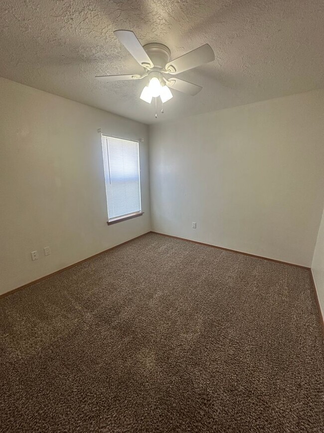 Building Photo - 3 Bedroom 2 Bath Home!