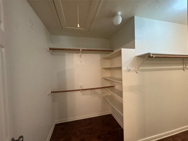 Building Photo - 711 W Clady Dr