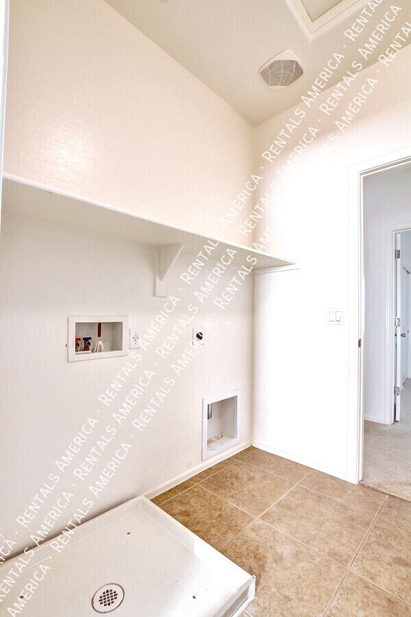 Building Photo - 935 E Blue Spruce Ln