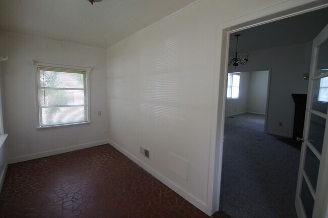 Building Photo - 556 Flint St
