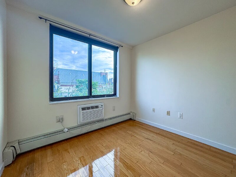Building Photo - 924 Metropolitan Ave