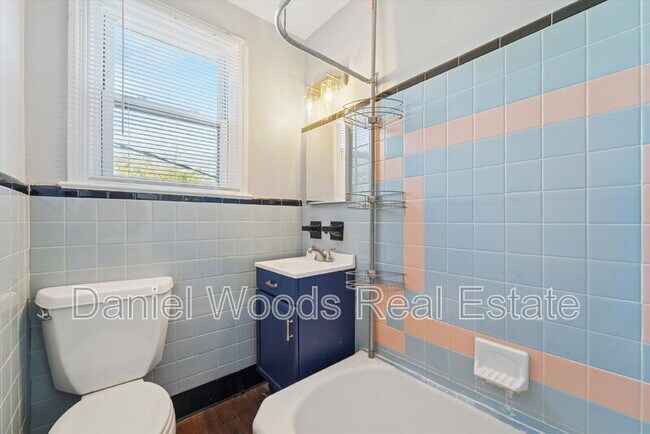 Building Photo - 926 Booth St