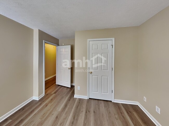Building Photo - 3744 Henricks Hill Dr