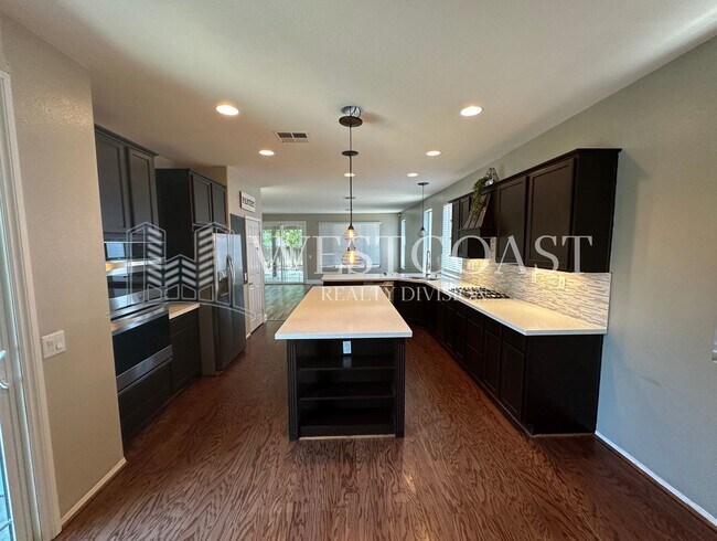 Building Photo - Bright & Spacious 4-Bed Townhome in Prime ...