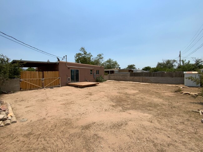 Building Photo - 2 Bedroom Single Story Home Available Near...