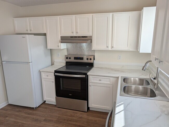 Building Photo - Nice 2 Bedroom Townhouse - 1154 Pueble Drive