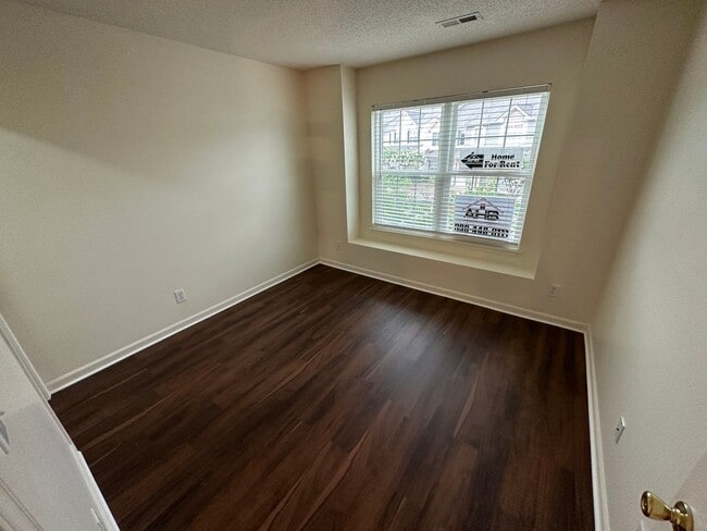 Building Photo - Great 2 Bedroom 2.5 Bath in Ridge Creek!