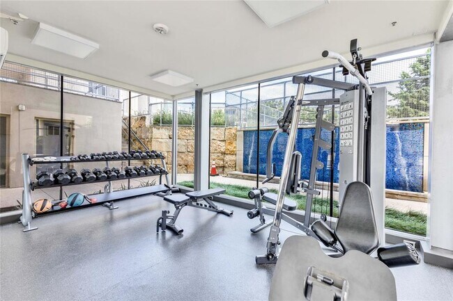 Building Photo - 604 N Bluff Dr
