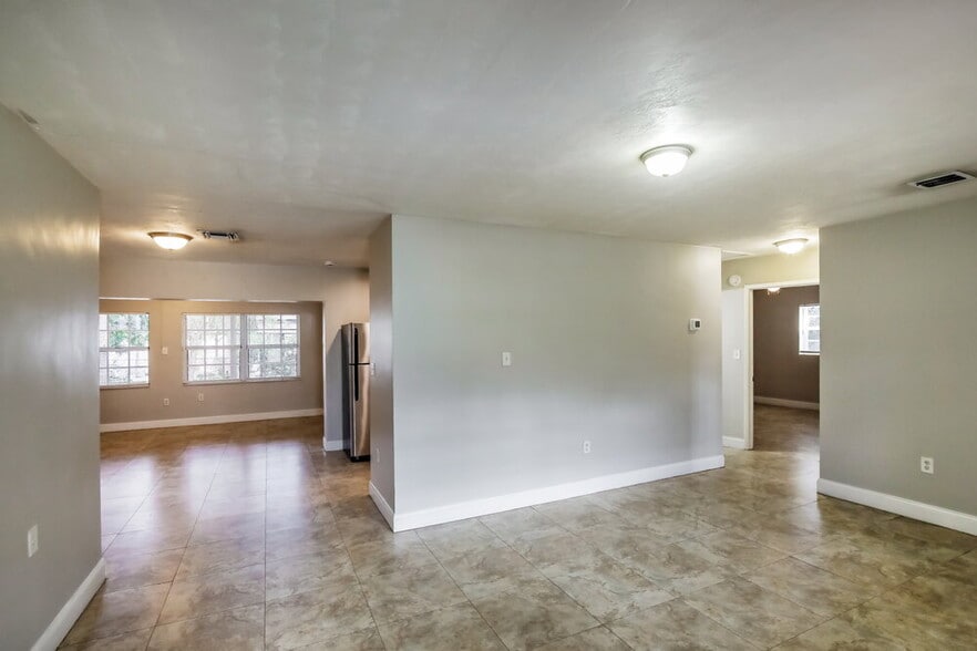 Building Photo - 3231 SW 67th Ave