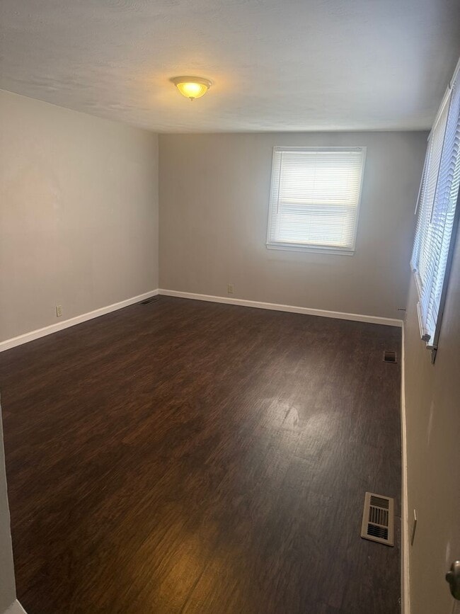 Building Photo - 3-4 Bedroom 1 Bath cape with garage in Liverpool Schools