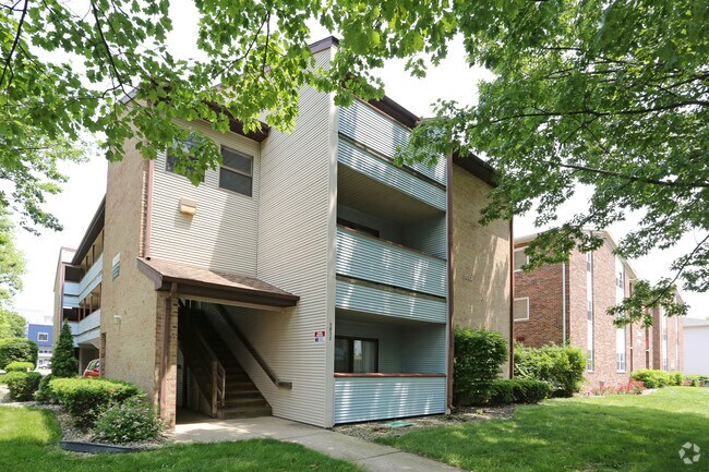 Primary Photo - Smith Apartments @ 1012 W Clark