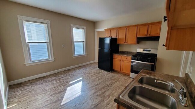 Building Photo - Remodeled Riverwest 3 Bedroom + Office Upp...