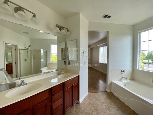 Building Photo - 10814 Peony Pl Dr