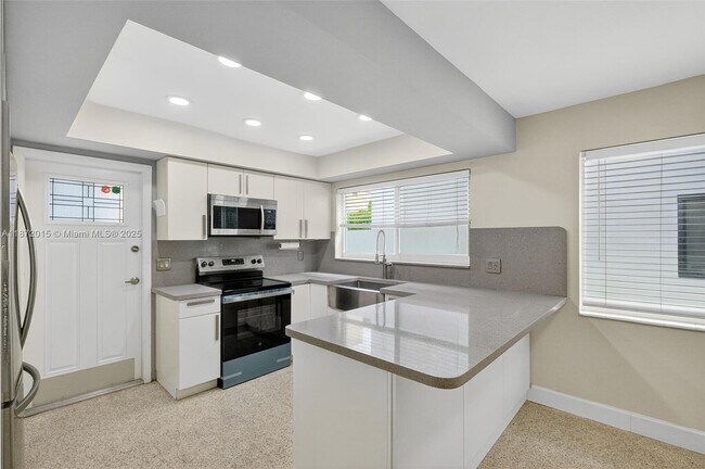 Building Photo - 537 Menendez Ave
